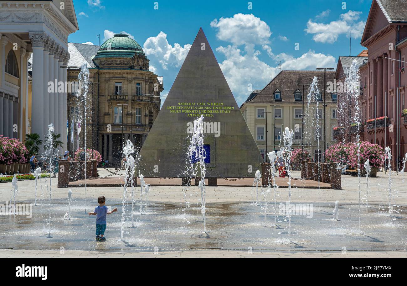 Rinfrescatevi nelle giornate calde sulla piazza del mercato di Karlsruhe. Baden-Wuerttemberg, Germania, Europa Foto Stock