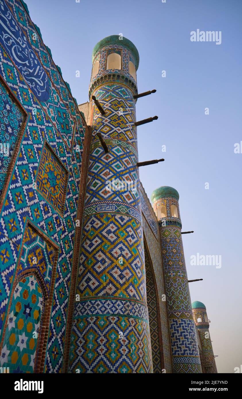 Le torrette e la facciata piastrellata a mosaico del Palazzo Khudayar Khan. A Kokand, Valle di Fargana, Uzbekistan. Foto Stock