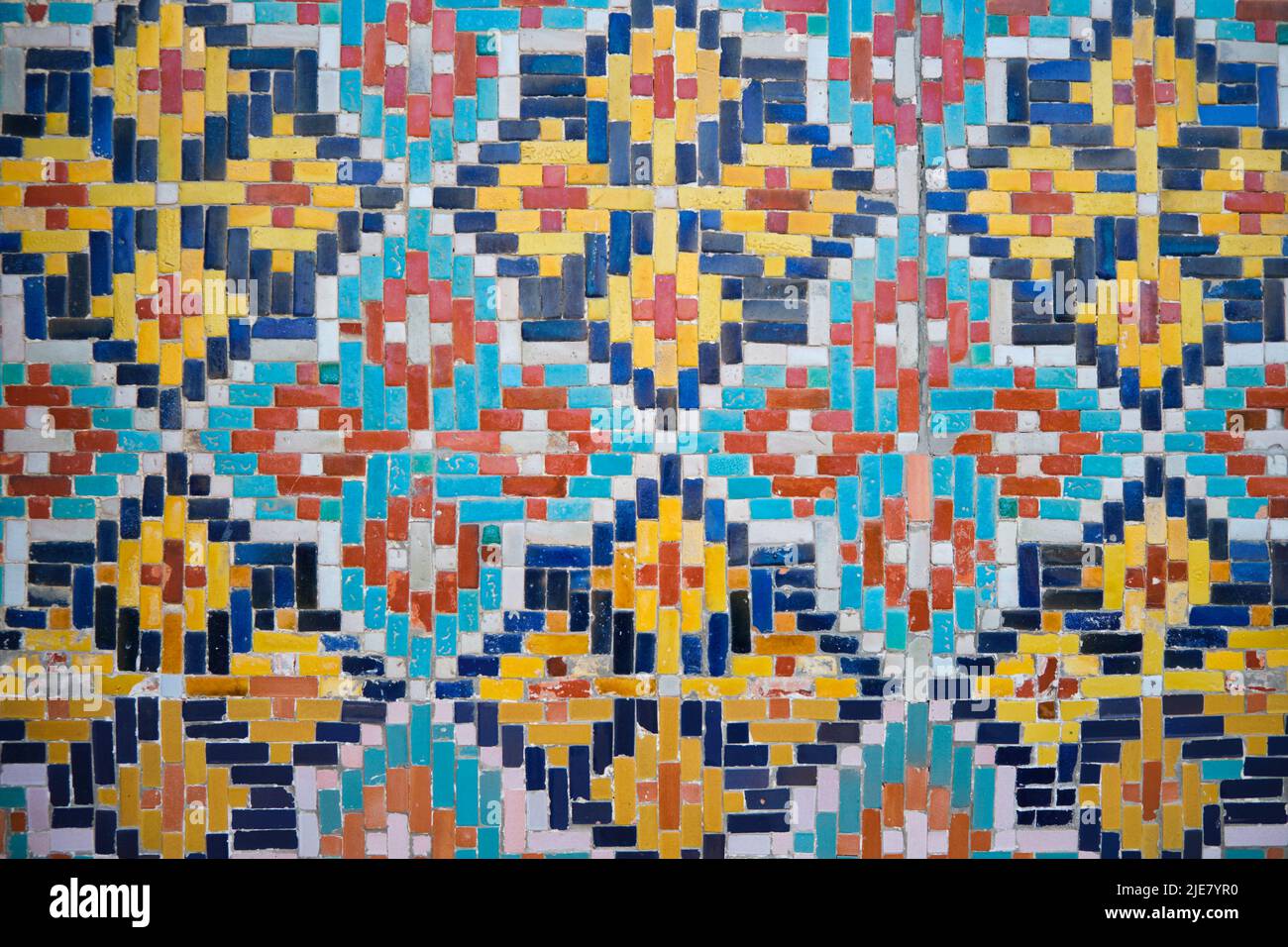 Dettaglio, primo piano dell'iconica, tradizionale, mattonella colorata, motivo a mosaico sulla facciata del Palazzo Khudayar Khan. A Kokand, Valle di Fargana, Uzbekistan Foto Stock