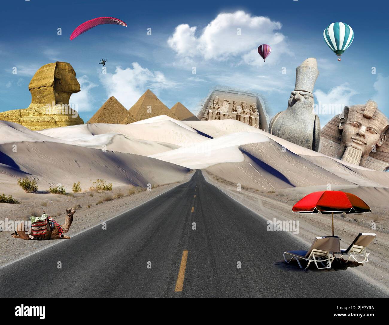Attrazioni egiziane nel deserto con la strada, cammello e di sedie a sdraio e i palloni ad aria calda e il parapendio vola nel cielo Foto Stock