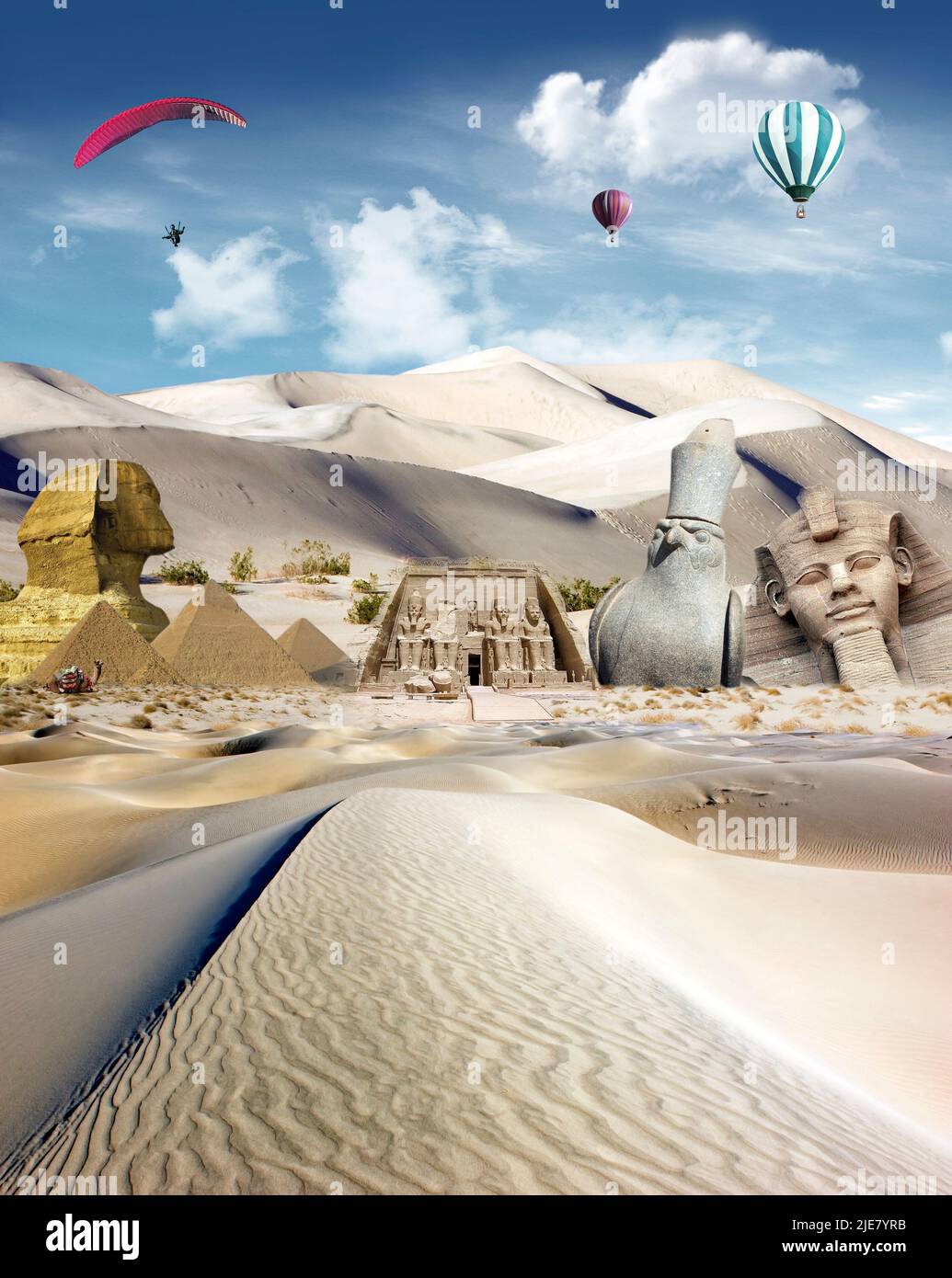 Attrazioni egiziane nel deserto con i palloni ad aria calda e il parapendio vola nel cielo Foto Stock