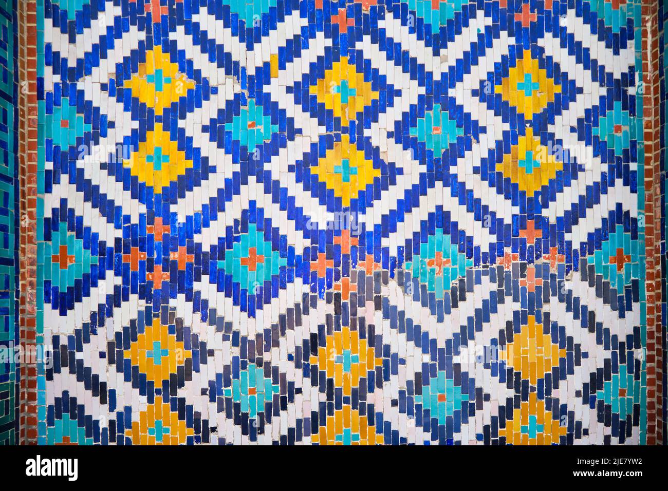 Dettaglio, primo piano dell'iconica, tradizionale, mattonella colorata, motivo a mosaico sulla facciata del Palazzo Khudayar Khan. A Kokand, Valle di Fargana, Uzbekistan Foto Stock