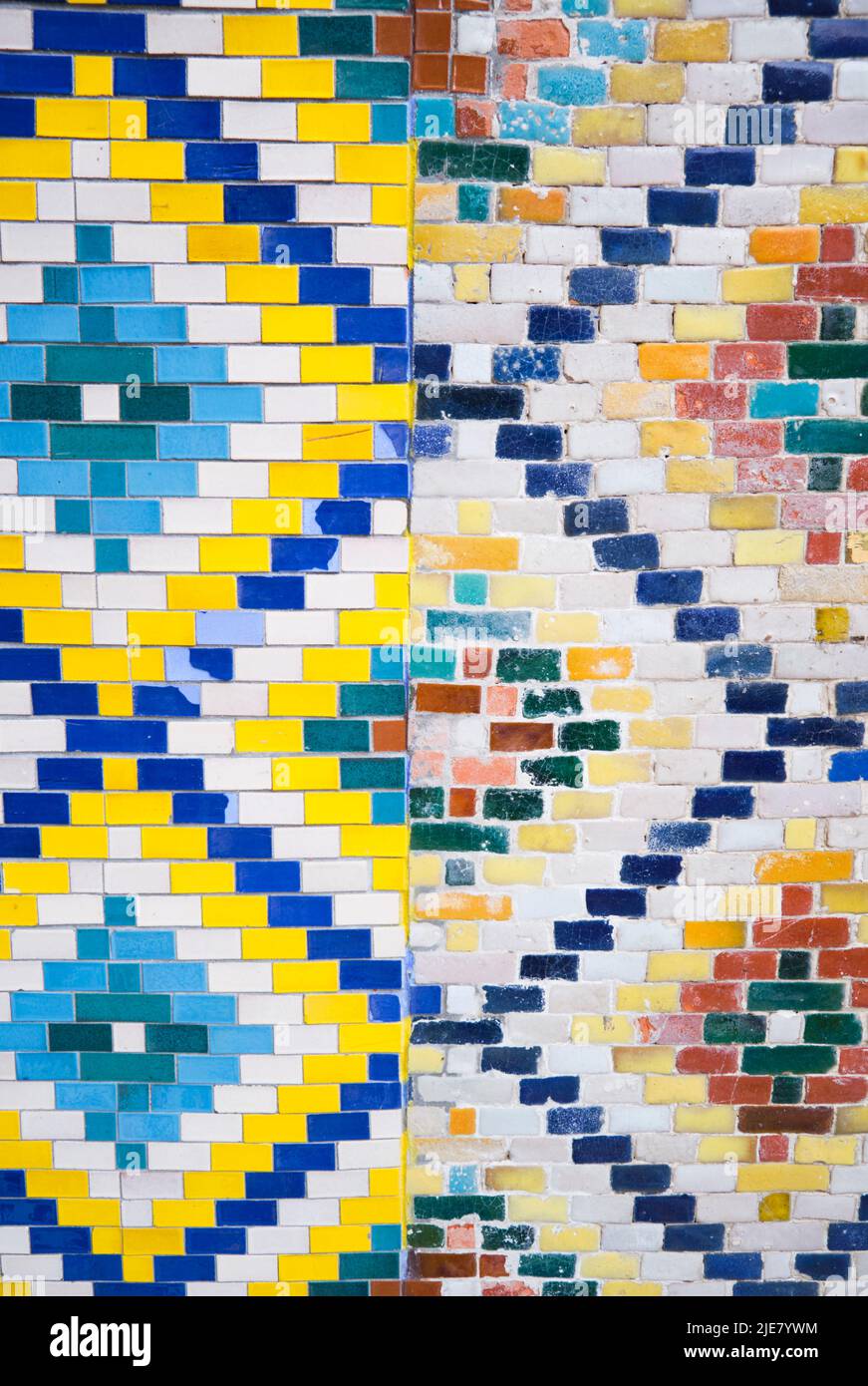 Dettaglio, primo piano dell'iconica, tradizionale, mattonella colorata, motivo a mosaico sulla facciata del Palazzo Khudayar Khan. Notare la linea che divide l'unr Foto Stock