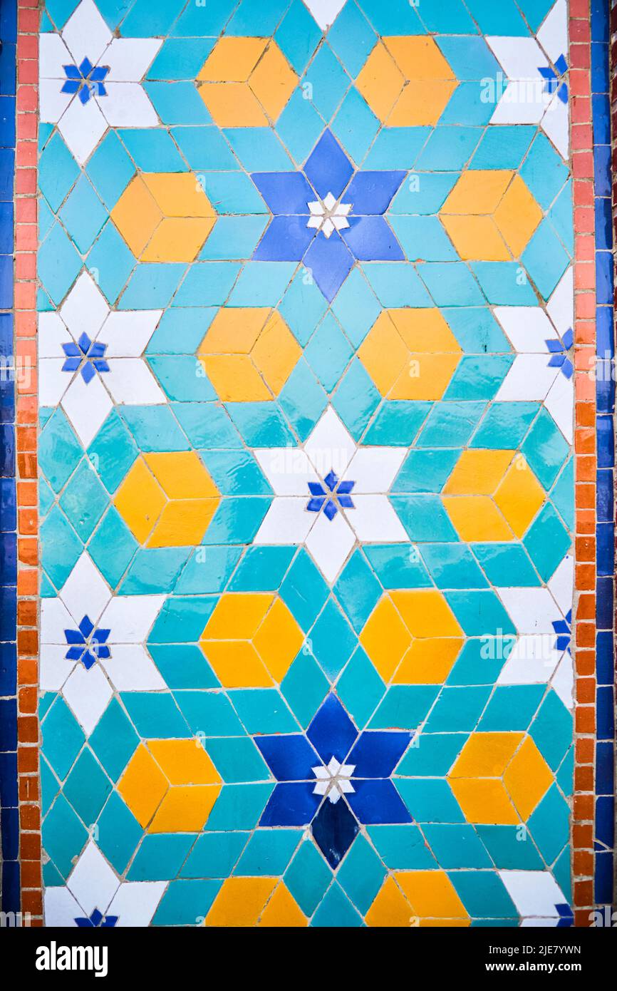 Dettaglio, primo piano dell'iconica, tradizionale, mattonella colorata, motivo a mosaico sulla facciata del Palazzo Khudayar Khan. A Kokand, Valle di Fargana, Uzbekistan Foto Stock