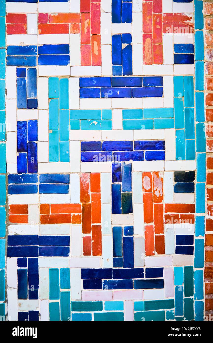 Dettaglio, primo piano dell'iconica, tradizionale, mattonella colorata, motivo a mosaico sulla facciata del Palazzo Khudayar Khan. A Kokand, Valle di Fargana, Uzbekistan Foto Stock