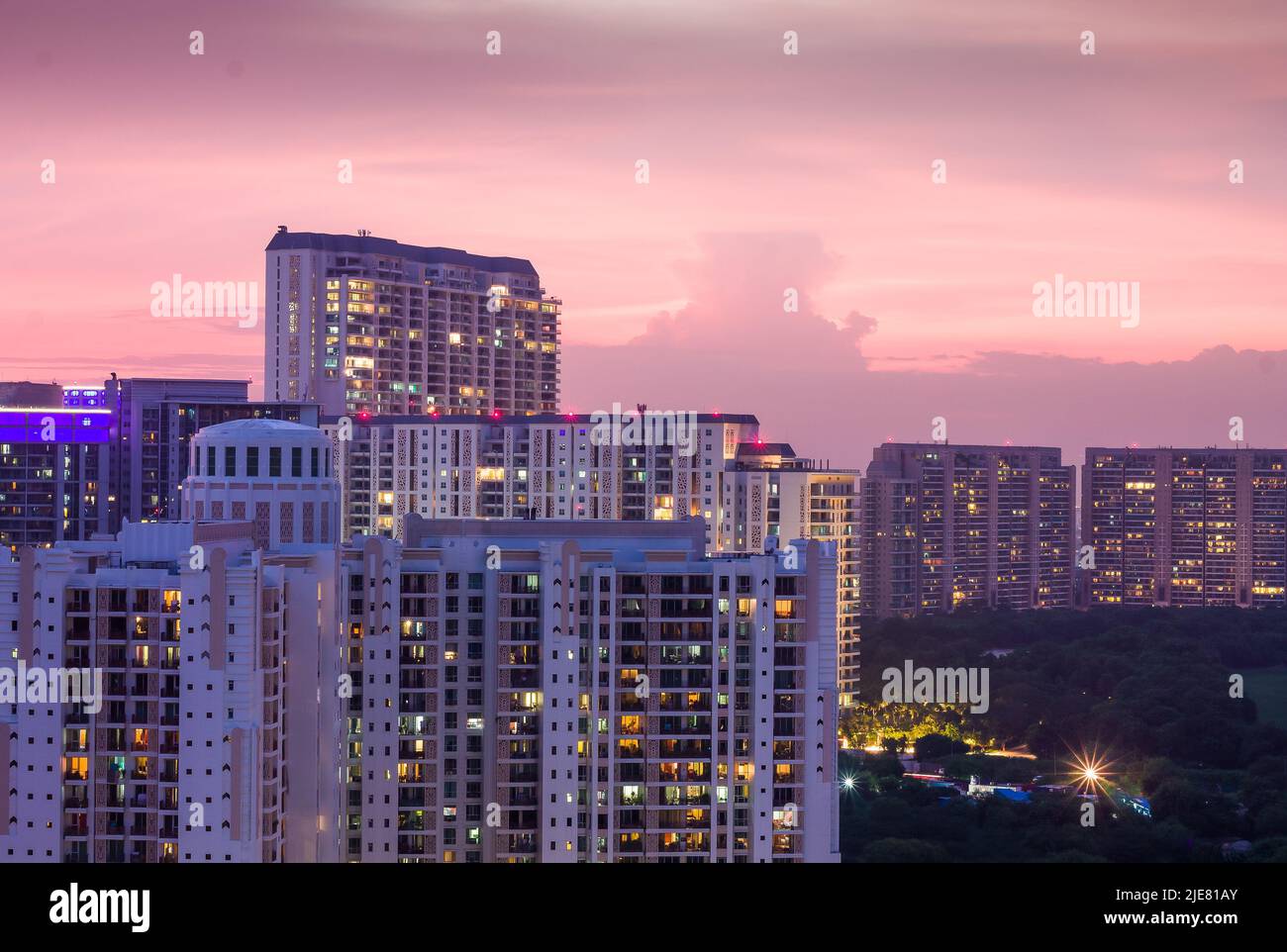 Gurugram, Haryana, India: Appartamenti residenziali e hub commerciale skyline a Covid 19, Pandemic.Urban, moderno tramonto città in elegante Delhi NCR. Foto Stock