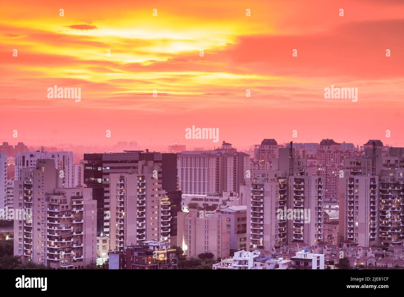 Gurugram, Haryana, India città appartamenti residenziali vista skyline al tramonto durante Covid 19 pandemic 2021.Urban paesaggio urbano, Delhi NCR business località. Foto Stock