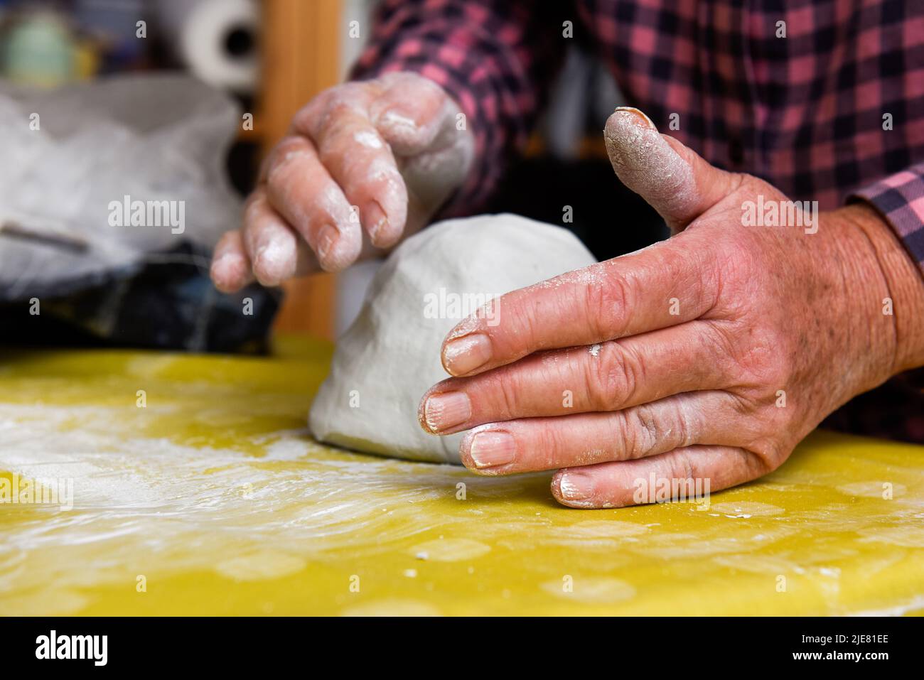 Le mani femminili che fanno l'arte e la ceramica in una classe di officina per le persone mature Foto Stock