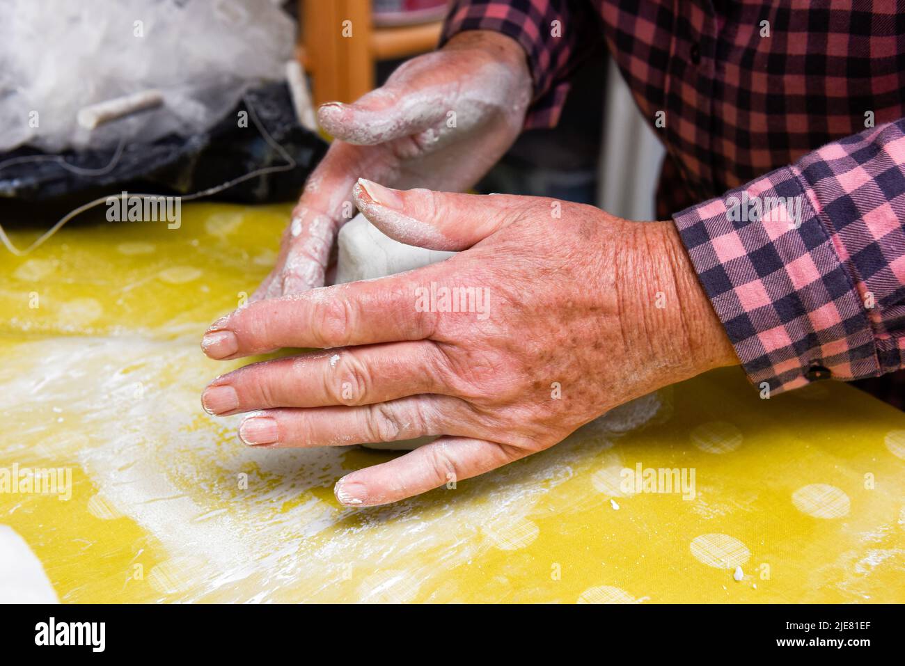 Le mani femminili che fanno l'arte e la ceramica in una classe di officina per le persone mature Foto Stock