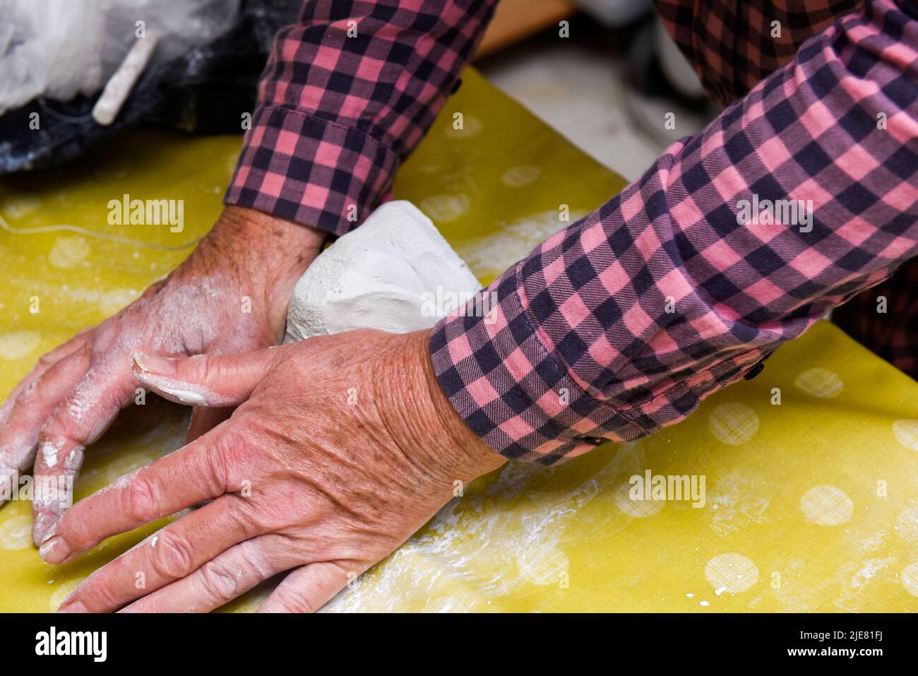 Le mani femminili che fanno l'arte e la ceramica in una classe di officina per le persone mature Foto Stock