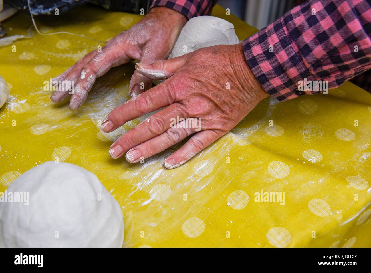 Le mani femminili che fanno l'arte e la ceramica in una classe di officina per le persone mature Foto Stock