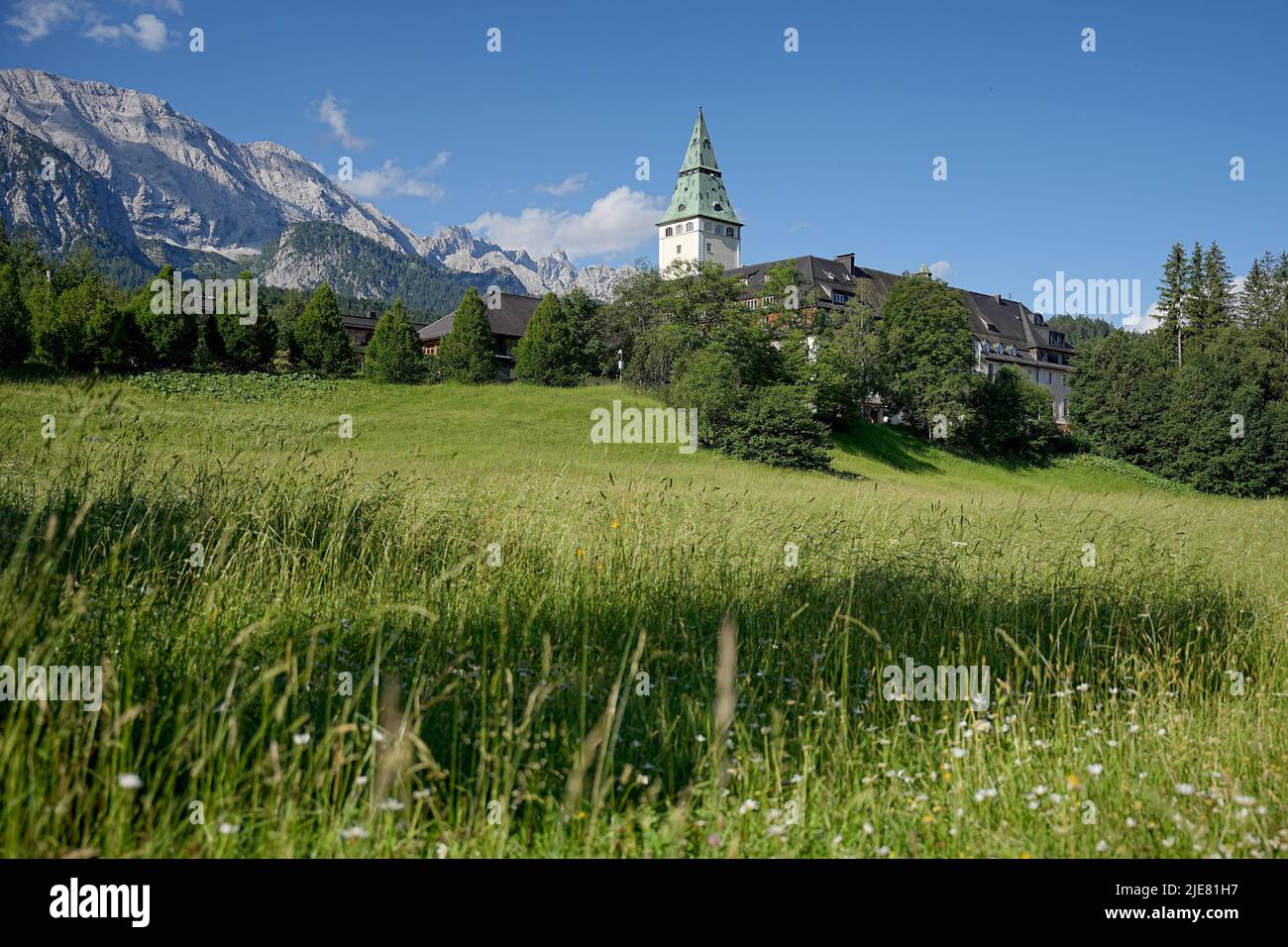 Elmau, Germania. 26th giugno 2022. Castello di Elmau alla riunione del G7. La Germania ospita il vertice delle democrazie economicamente forti del G7. Il primo giorno del vertice si discuterà della situazione economica mondiale, della protezione del clima e della politica estera e di sicurezza con le sanzioni contro la Russia. Credit: Michael Kappeler/dpa/Alamy Live News Foto Stock