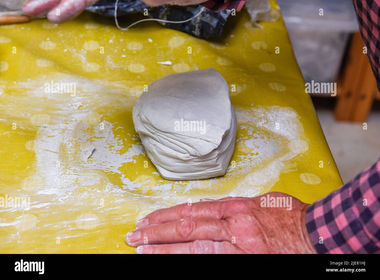 Le mani femminili che fanno l'arte e la ceramica in una classe di officina per le persone mature Foto Stock