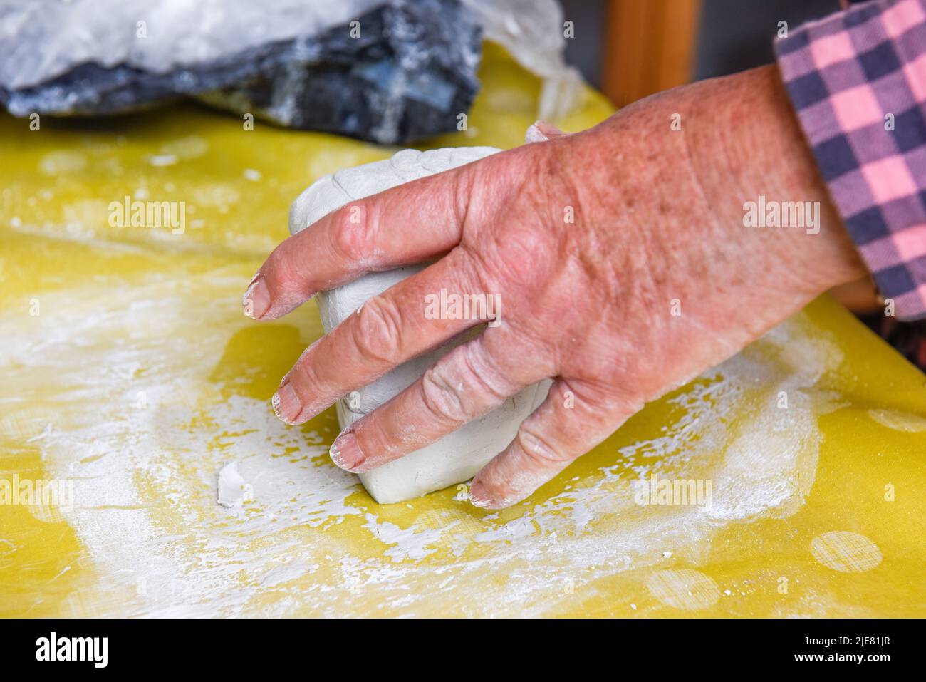 Le mani femminili che fanno l'arte e la ceramica in una classe di officina per le persone mature Foto Stock