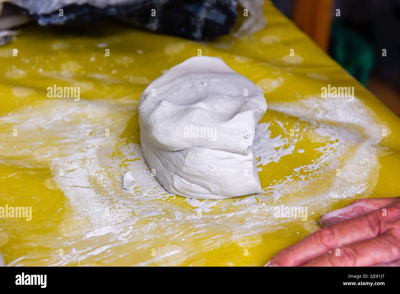 Le mani femminili che fanno l'arte e la ceramica in una classe di officina per le persone mature Foto Stock