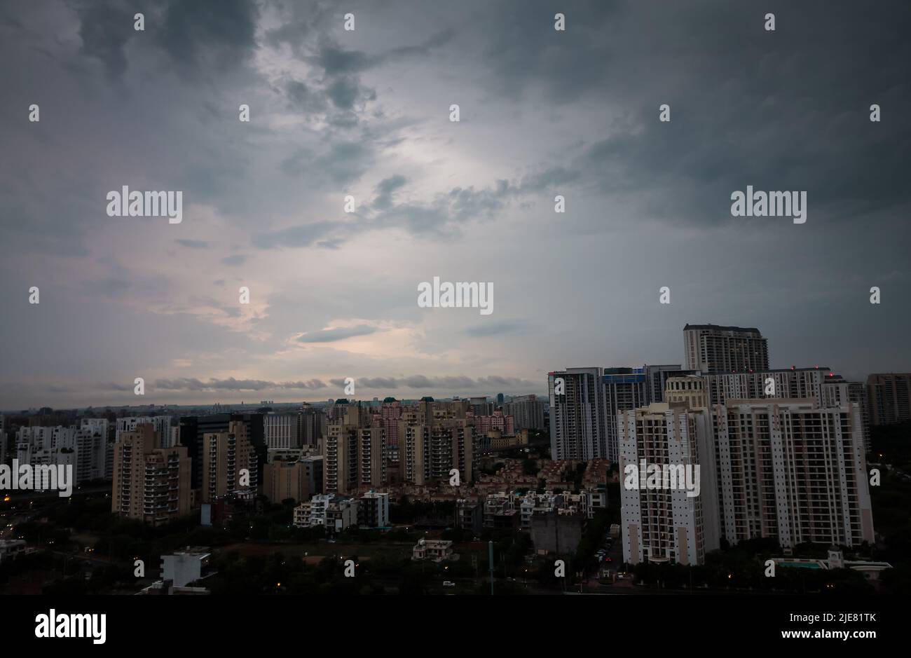 DLF 5 appartamenti residenziali, hub commerciale skyline durante Covid 19, pandemic, monsoon.Urban luci paesaggio urbano in Delhi NCR's Gurgaon, Haryana, India. Foto Stock