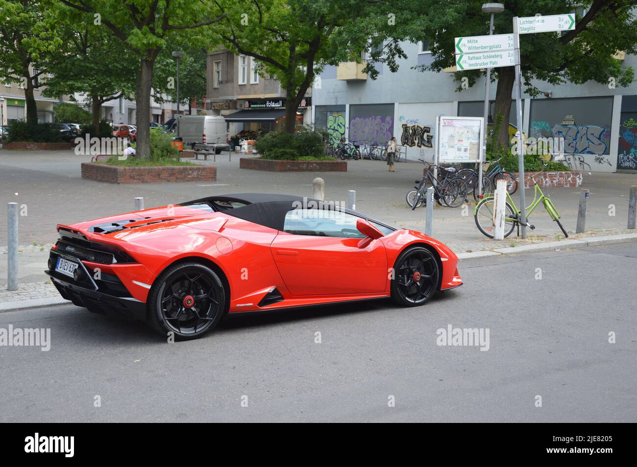 Berlino, Germania - 25 giugno 2022 - un'auto di lusso Lamborghini a Rembrandtstrasse, Duererplatz, in località Schoeneberg. (Foto di Markku Rainer Peltonen) Foto Stock