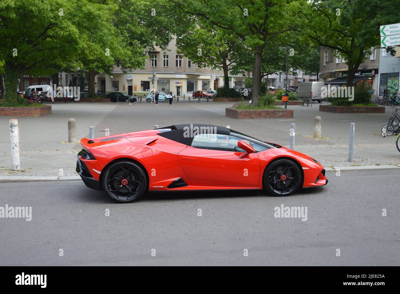 Berlino, Germania - 25 giugno 2022 - un'auto di lusso Lamborghini a Rembrandtstrasse, Duererplatz, in località Schoeneberg. (Foto di Markku Rainer Peltonen) Foto Stock