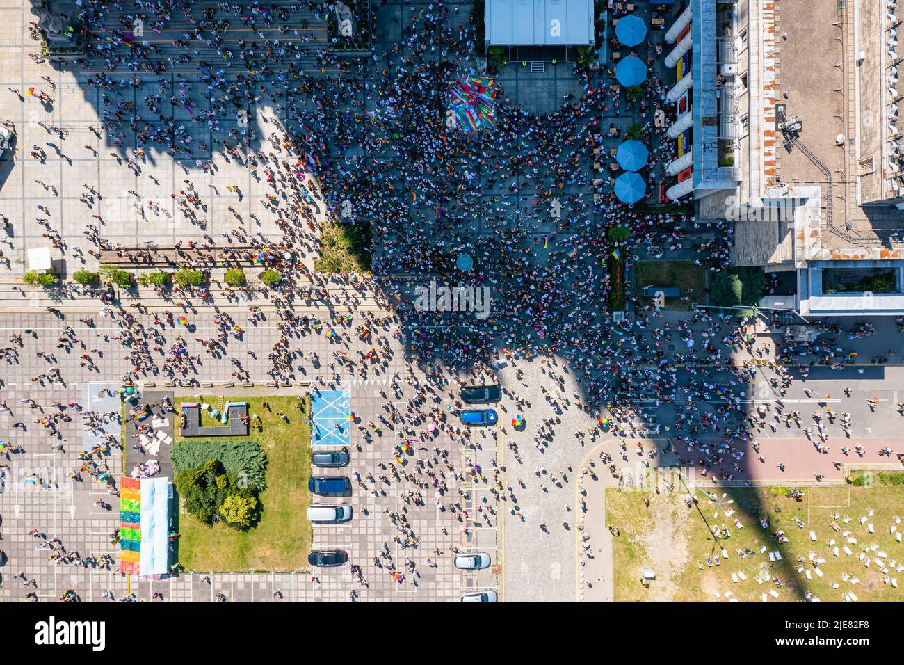 Varsavia, Polonia - Giugno 25 2022: Parata dell'uguaglianza, marcia dell'orgoglio. Celebrazione delle persone LGBT e proteste contro l'omofobia, visione aerea. Foto Stock