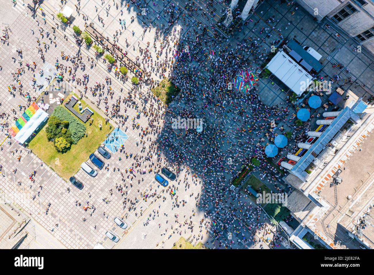 Varsavia, Polonia - Giugno 25 2022: Parata dell'uguaglianza, marcia dell'orgoglio. Celebrazione delle persone LGBT e proteste contro l'omofobia, visione aerea. Foto Stock