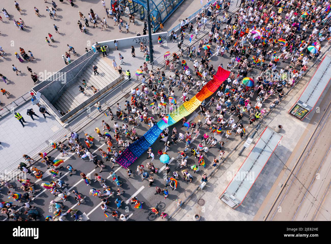 Varsavia, Polonia - Giugno 25 2022: Parata dell'uguaglianza, marcia dell'orgoglio. Celebrazione delle persone LGBT e proteste contro l'omofobia, visione aerea. Foto Stock