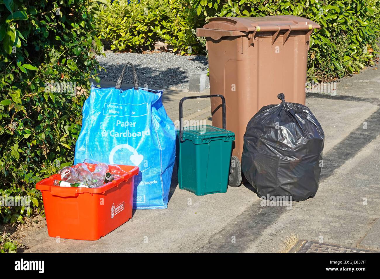 Raccolta rifiuti rifiuti uk rifiuti selezionati e segregati in carta riciclata blu sacco vetro rosso bidone verde cibo caddy marrone Wheelie bin giardino nero discarica Foto Stock
