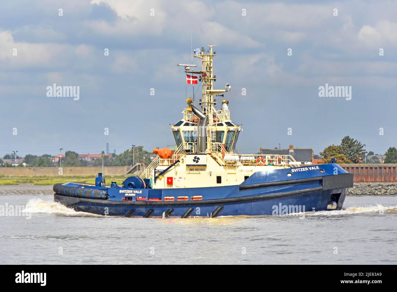 Fiume Tamigi a Tilbury Regno Unito Svitzer vale Tug Boat Now (2022) basato a Bremerhaven battenti bandiera danese parte del principale settore marino e del towage operator Foto Stock
