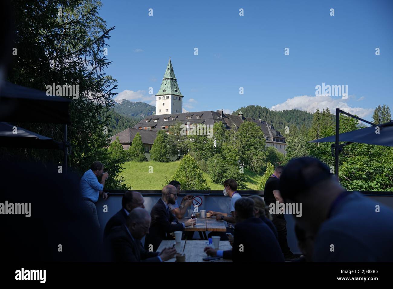 Elmau, Germania. 26th giugno 2022. L'Hotel Schloss Elmau, prima della riunione del G7. La Germania ospita il vertice delle democrazie economicamente forti del G7. Il primo giorno del vertice si discuterà della situazione economica mondiale, della protezione del clima e della politica estera e di sicurezza con le sanzioni contro la Russia. Credit: Michael Kappeler/dpa/Alamy Live News Foto Stock