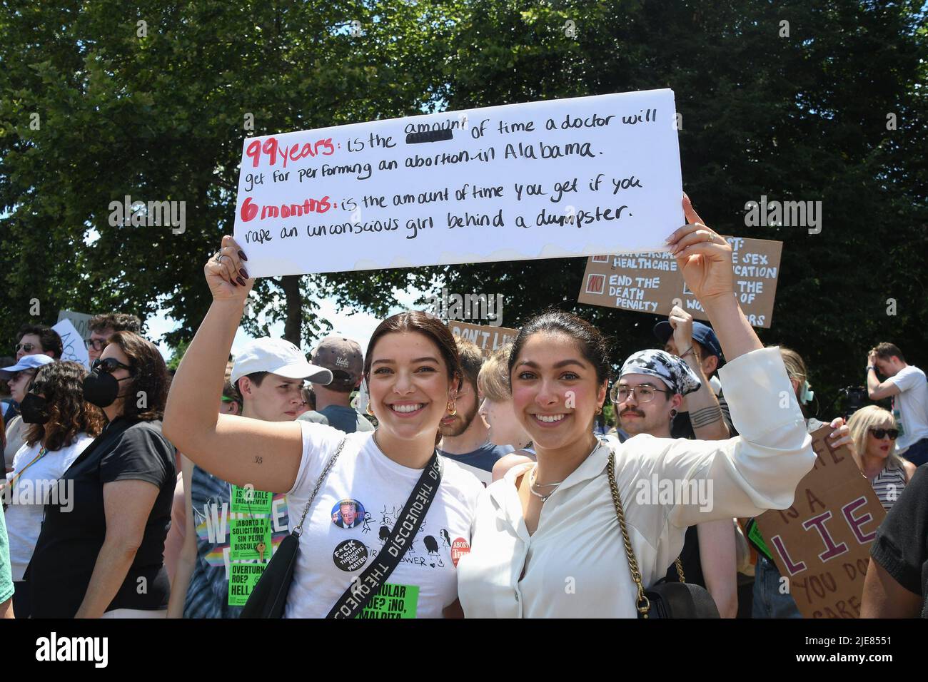 Washington DC, Stati Uniti. 25th giugno 2022. I manifestanti si riuniscono al di fuori del Campidoglio, a Washington DC, USA, per protestare contro la decisione della corte suprema di ribaltare Roe contro Wade e restituire il controllo sul diritto all'aborto ai singoli stati. Un gran numero di stati si è immediatamente mosso per rendere l'aborto illegale. Abbie Clendaniel/Pathos Credit: Pathos Images/Alamy Live News Foto Stock