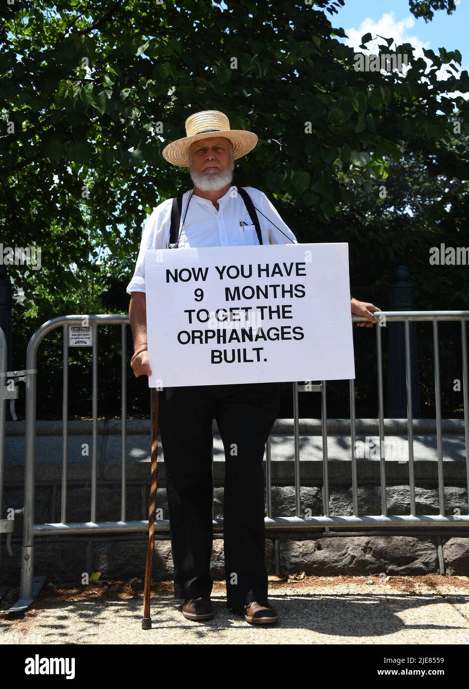 Washington DC, Stati Uniti. 25th giugno 2022. I manifestanti si riuniscono al di fuori del Campidoglio, a Washington DC, USA, per protestare contro la decisione della corte suprema di ribaltare Roe contro Wade e restituire il controllo sul diritto all'aborto ai singoli stati. Un gran numero di stati si è immediatamente mosso per rendere l'aborto illegale. Abbie Clendaniel/Pathos Credit: Pathos Images/Alamy Live News Foto Stock