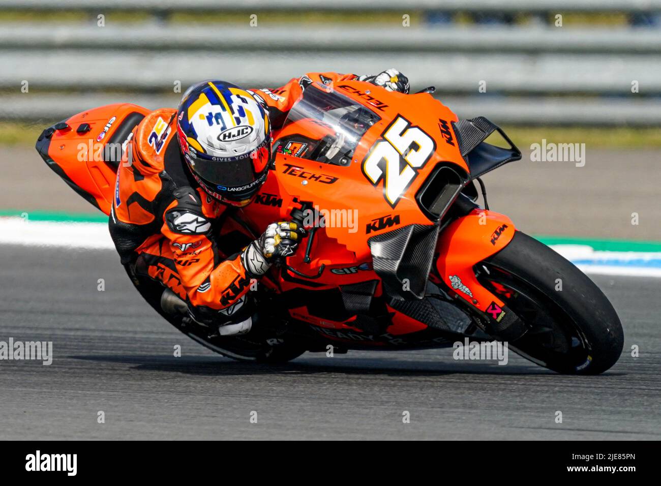 ASSEN, PAESI BASSI - 26 GIUGNO: Raul Fernandez di Tech3 KTM Factory Racing e Spagna durante la MotoGP dei Paesi Bassi al TT Assen il 26 giugno 2022 ad Assen, Paesi Bassi. (Foto di Andre Weening/Orange Pictures) Foto Stock