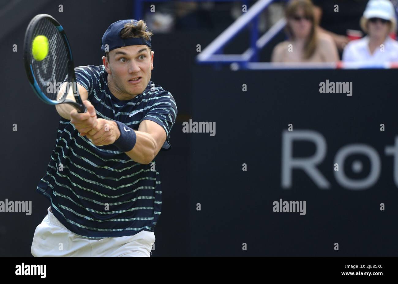 Jack Draper (GB) perdendo a Maxime Cressy (USA) nella sua semifinale al centro della corte al Rothesay International, Devonshire Park, Eastbourne, 24th giugno Foto Stock