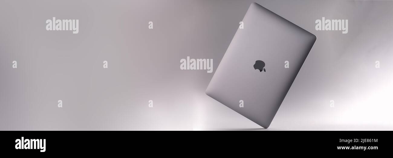 MINSK, BIELORUSSIA - 6 DICEMBRE 2021: Nuovo computer portatile digitale Apple MacBook Air su sfondo grigio Foto Stock