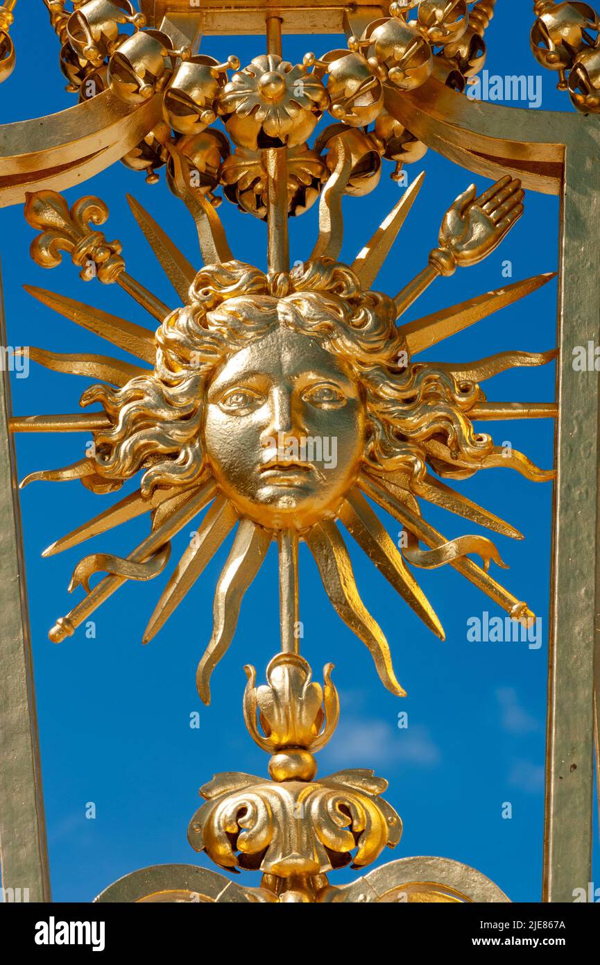 Versailles, Francia - dettaglio, porta anteriore, simbolo Luigi XIV "Re Sole", Monumento francese, Castello, Castello di Versailles Foto Stock