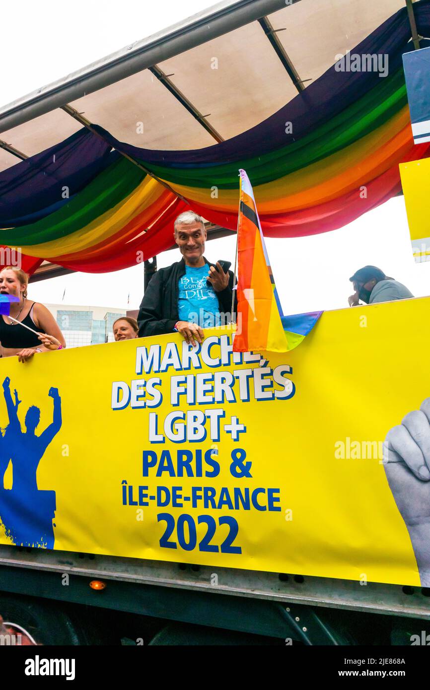 Parigi, Francia, Senior Man on Truck with Protest Banner in Gay Pride/ LGBTQI March, with Colors of Ukrainian Flag, International Solidarity, gay Rights march Foto Stock