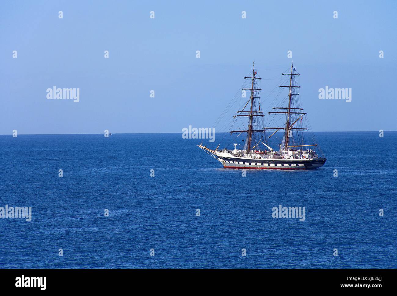 Nave a vela a due alberi sull'oceano Atlantico, Puerto de Mogan, Grand Canary, Isole Canarie, Spagna, Europa Foto Stock
