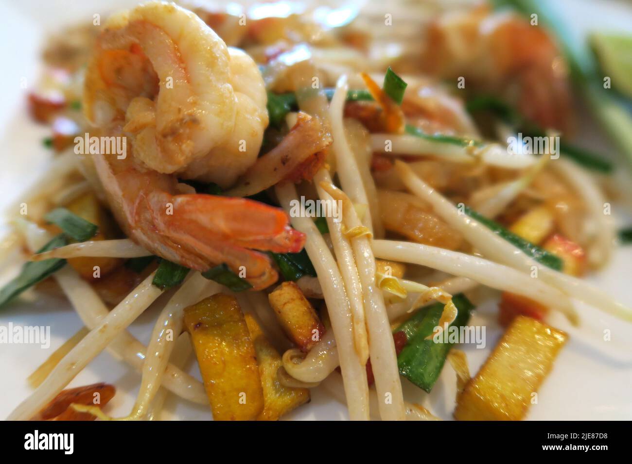 Pad thai, phat thai, o Phad thai. Un piatto di noodle di riso fritto mescolato comunemente servito come cibo di strada in Thailandia. Probabilmente il piatto tailandese più conosciuto. Foto Stock