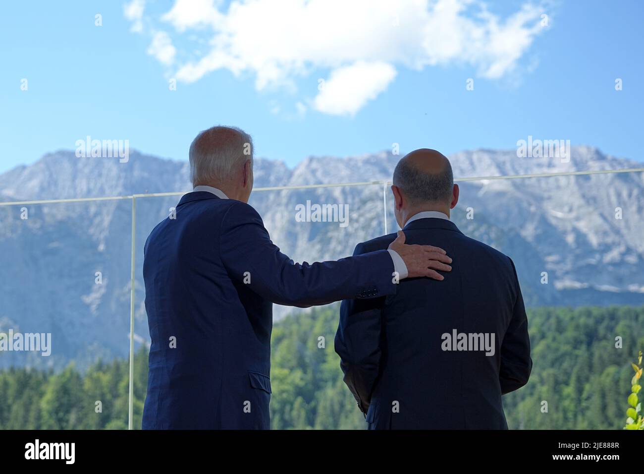 Elmau, Germania. 26th giugno 2022. Il Cancelliere tedesco OLAF Scholz (SPD), si trova accanto al Presidente degli Stati Uniti Joe Biden (l) all'inizio di un incontro bilaterale prima dell'inizio del vertice reale. La Germania ospita il vertice delle democrazie economicamente forti del G7 dal 26 al 28 giugno 2022 a Schloss Elmau. Il primo giorno del vertice si discuterà della situazione economica mondiale, della protezione del clima e della politica estera e di sicurezza con sanzioni contro la Russia. Credit: Michael Kappeler/dpa/Alamy Live News Foto Stock