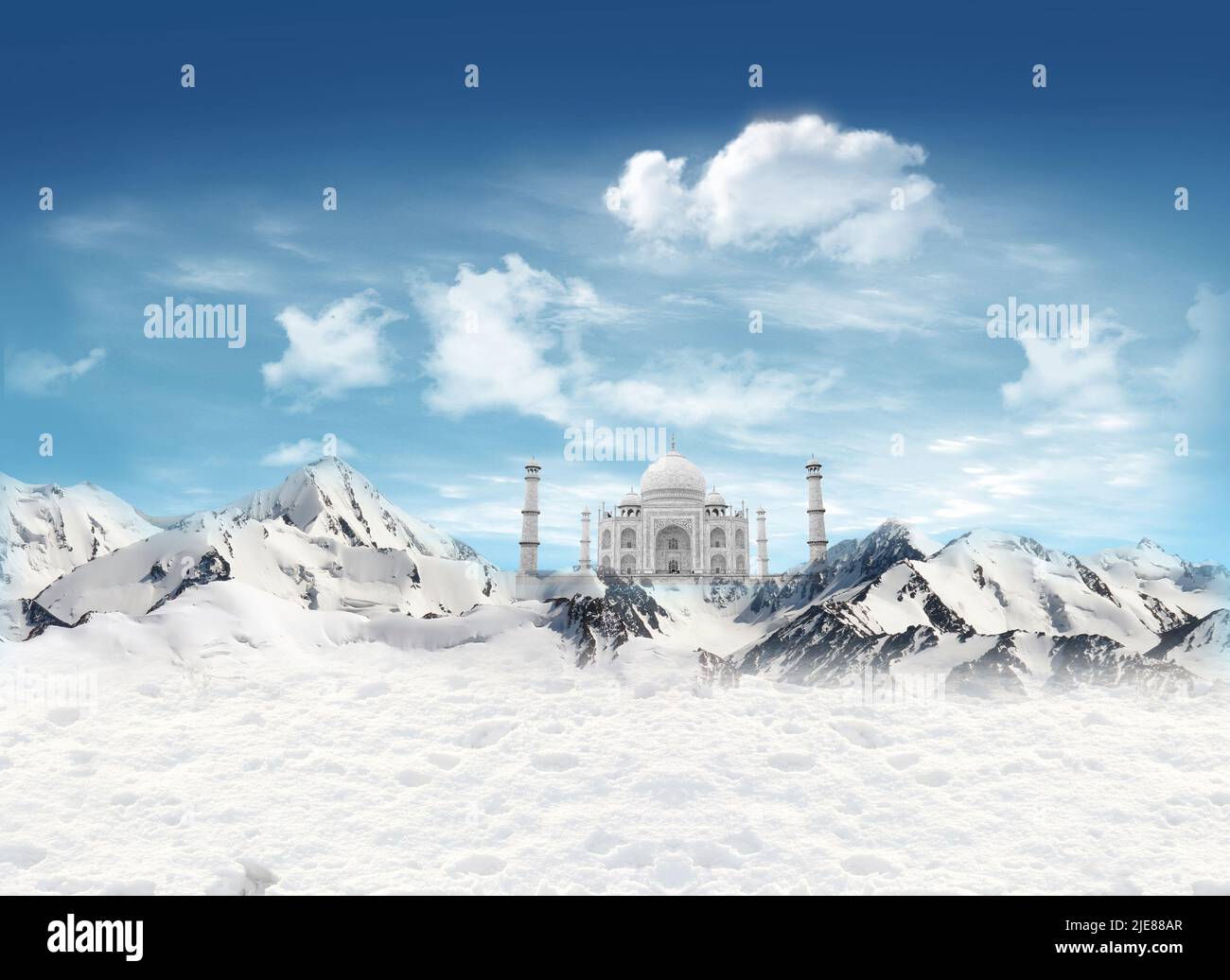 Taji Mahal tra le montagne con la neve e il cielo blu con nuvole in background Foto Stock