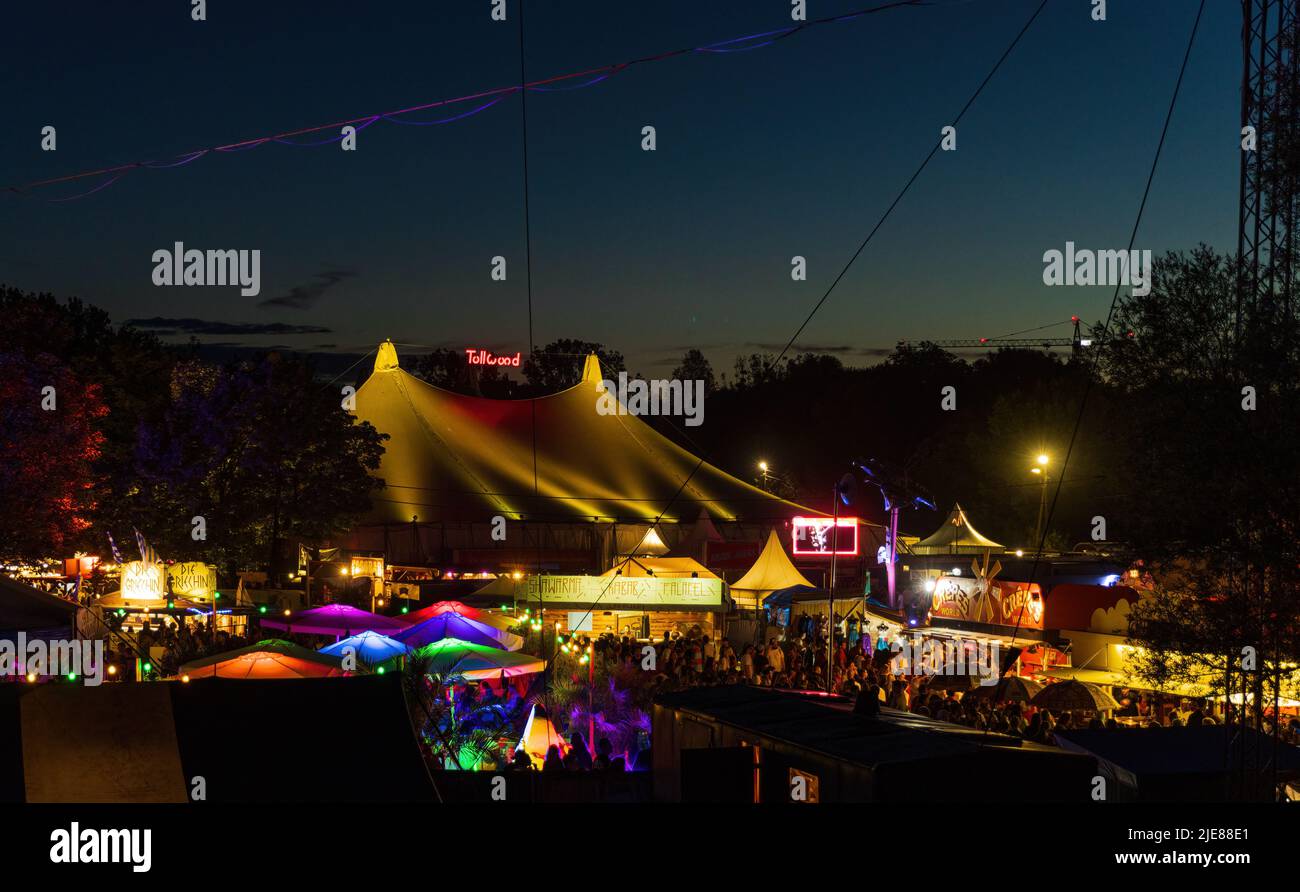 MONACO di BAVIERA, GERMANIA - 26 GIUGNO 2022: Il famoso Summer-Tollwood Festival di notte. Dopo due anni di pausa a causa della pandemia globale è tornato in Foto Stock