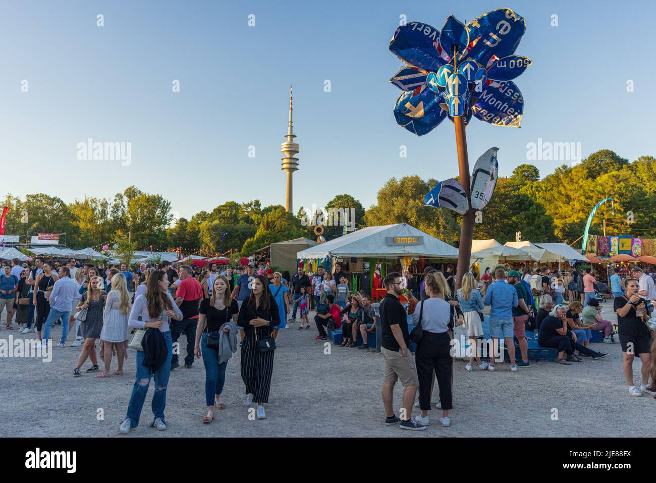 MONACO di BAVIERA, GERMANIA - 25 GIUGNO 2022: I visitatori passeggiando accanto alle bancarelle durante l'annuale Festival estivo del legno di Tollwood nell'Olympiapark. Foto Stock