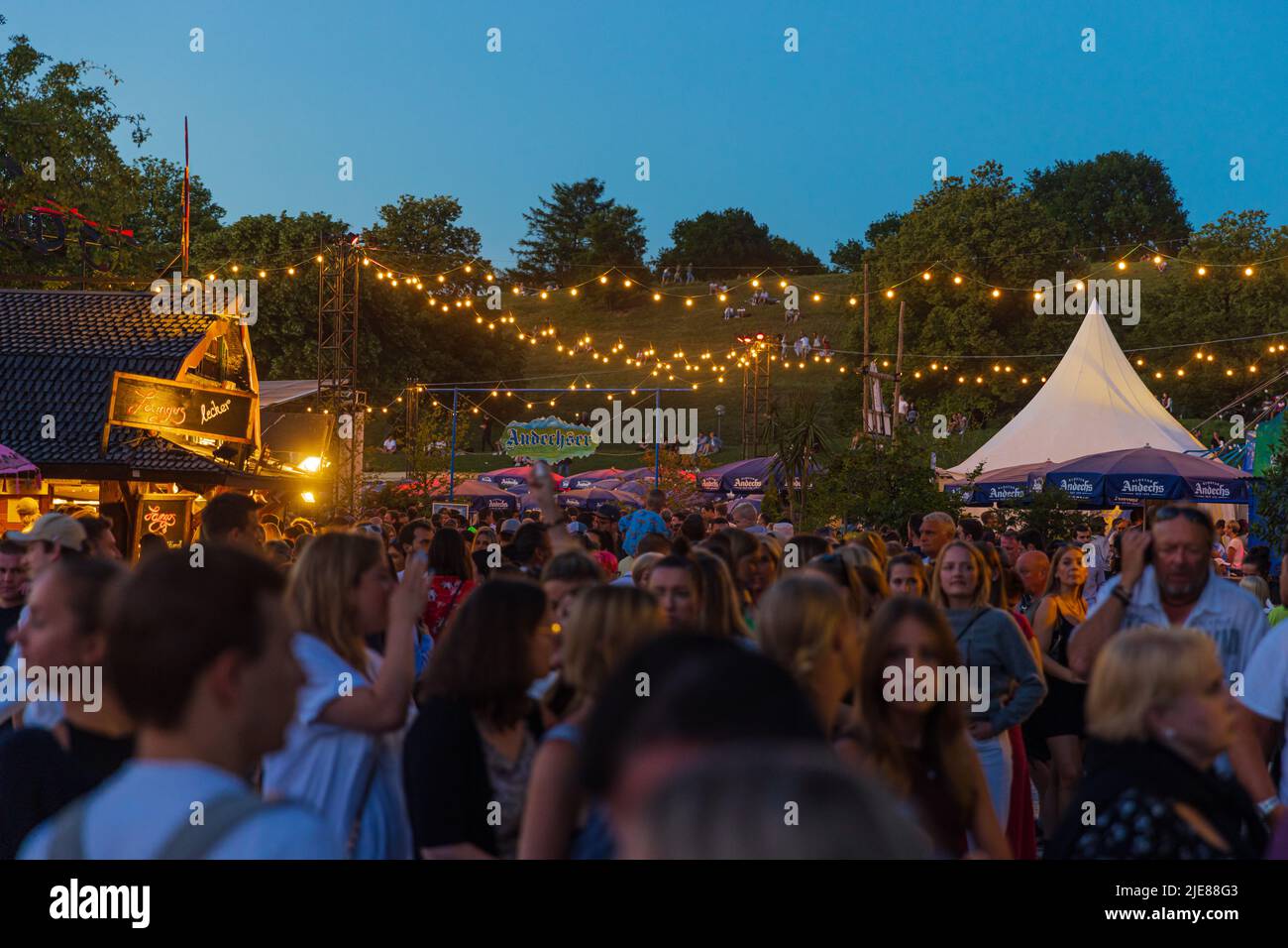 MONACO di BAVIERA, GERMANIA - 25 GIUGNO 2022: Dopo due anni di pandemia, le persone tornano al Festival annuale Summer-Tollwood di Monaco. Foto Stock