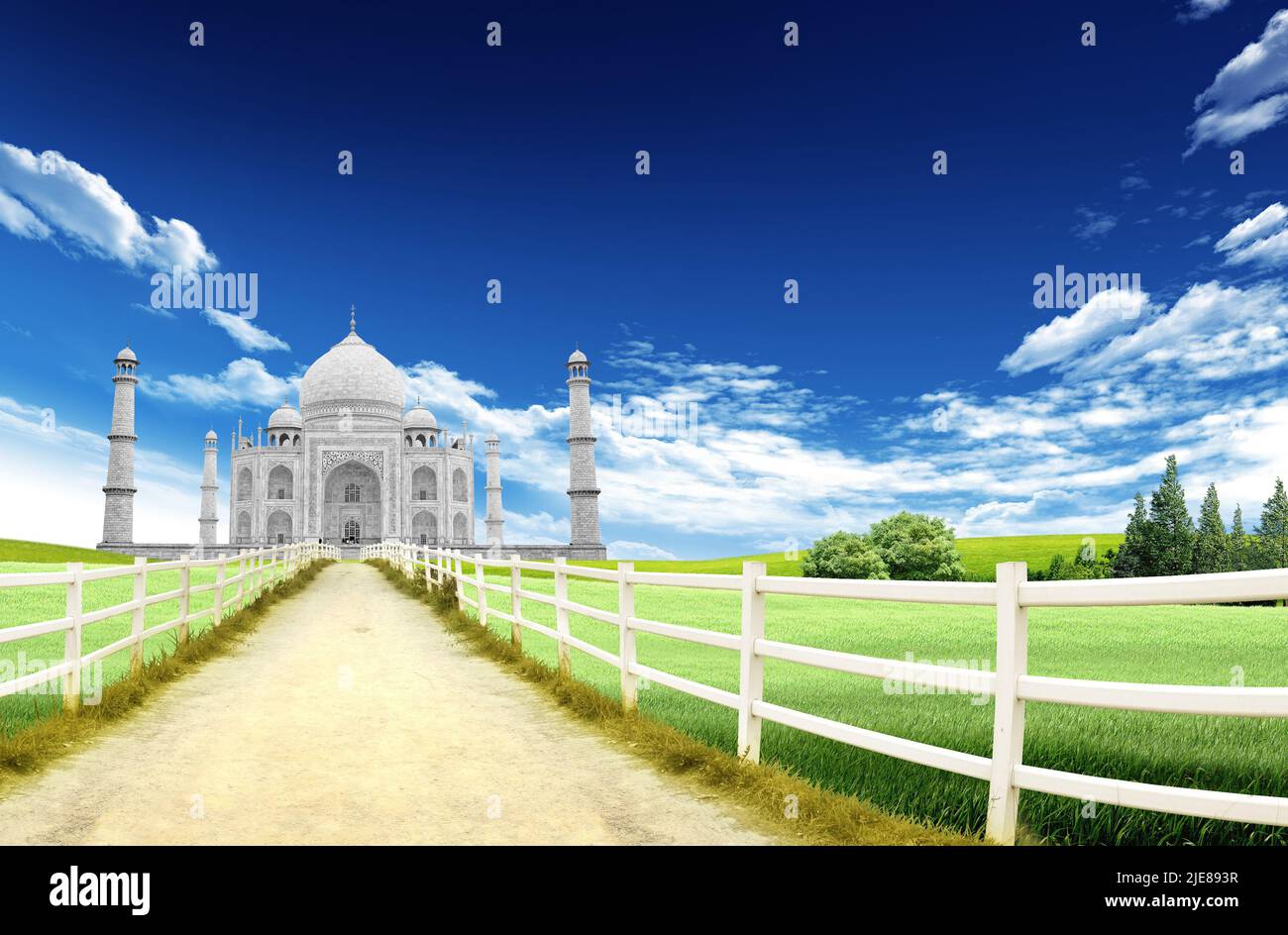Paesaggio con country road e Taji Mahal, Agra landmark, India, in background con cielo blu e nuvole Foto Stock