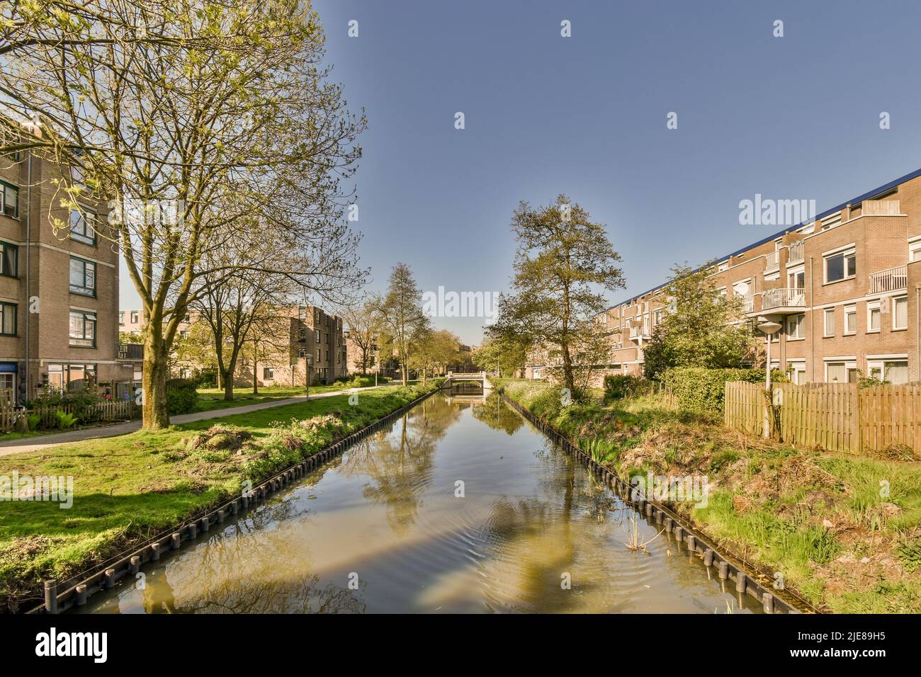 Bella vista di un moderno e pulito acqua utility, circondato da vegetazione lussureggiante Foto Stock