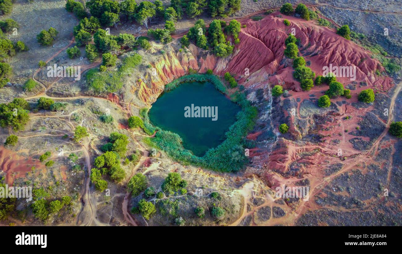 Vista del lago di ex miniera di bauxite a cielo aperto vicino Otranto - Puglia, Italia - Europa - lo scavo era pieno di acque naturali. Foto Stock