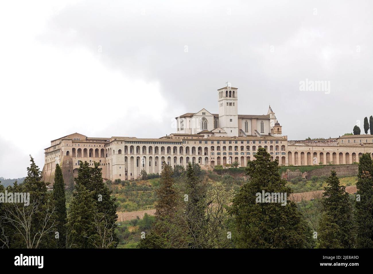 La Basilica di San Francesco d'Assisi, chiesa inferiore e superiore, ad Assisi. Assisi è una città della provincia di Perugia in Umbria, sul wes Foto Stock