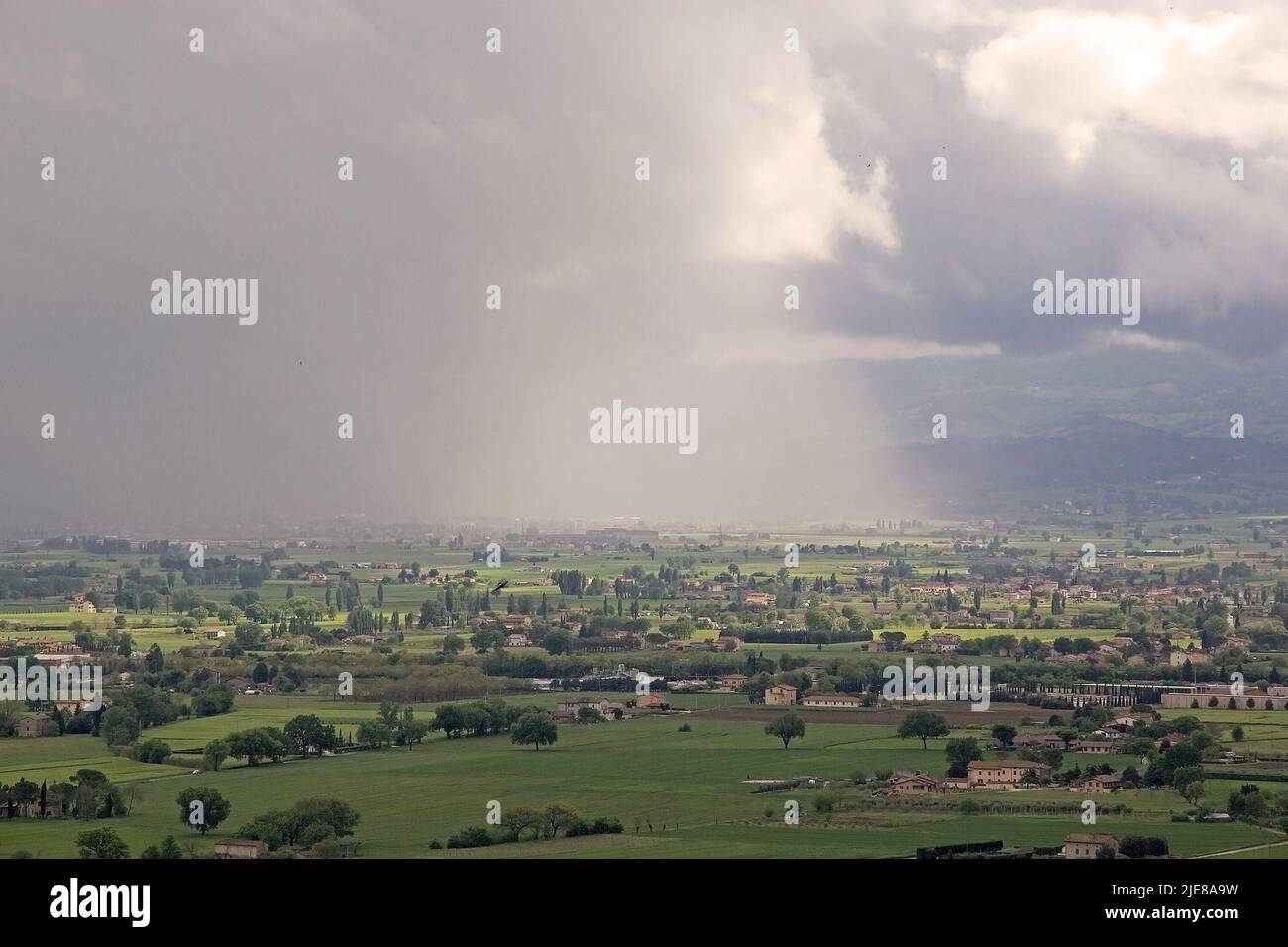 Panorama della piana di Assisi, Italia. Assisi è una città della provincia di Perugia in Umbria, sul fianco occidentale del Monte Subasio. Era il bi Foto Stock