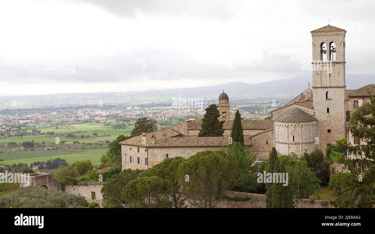Panorama della piana di Assisi, Italia. Assisi è una città della provincia di Perugia in Umbria, sul fianco occidentale del Monte Subasio. Era il bi Foto Stock