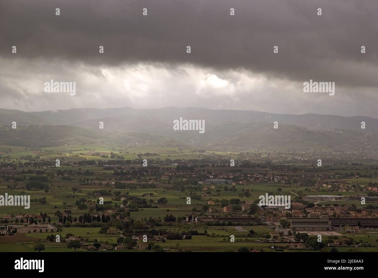 Panorama della piana di Assisi, Italia. Assisi è una città della provincia di Perugia in Umbria, sul fianco occidentale del Monte Subasio. Era il bi Foto Stock