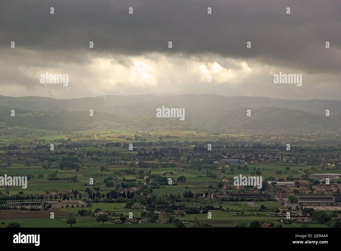 Temporale sulla pianura di Assisi, Italia, con Santa Maria degli Angeli sullo sfondo. Assisi è un comune della Regione Umbria, in provincia di Perugia Foto Stock